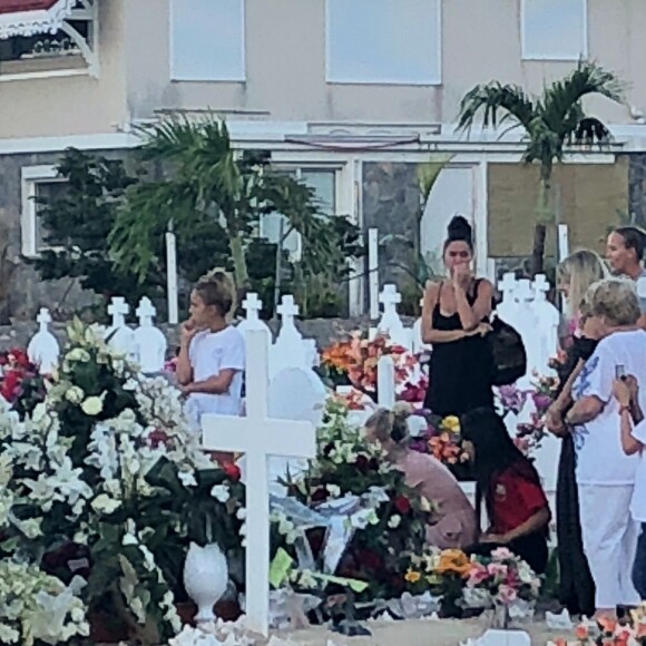 Laeticia Hallyday, ses filles Jade et Joy, Elyette Mamie rock (grand-mère de L. Hallyday), Jean Reno et sa femme Zofia se recueillent sur la tombe de Johnny Hallyday le lendemain de l'enterrement au cimetière marin de Lorient sur l'île Saint-Barthélemy, le 12 décembre 2017.