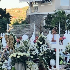 Laeticia Hallyday, ses filles Jade et Joy, Elyette Mamie rock (grand-mère de L. Hallyday), Jean Reno et sa femme Zofia se recueillent sur la tombe de Johnny Hallyday le lendemain de l'enterrement au cimetière marin de Lorient sur l'île Saint-Barthélemy, le 12 décembre 2017.