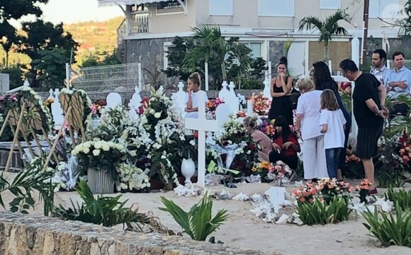 Laeticia Hallyday, ses filles Jade et Joy, Elyette Mamie rock (grand-mère de L. Hallyday), Jean Reno et sa femme Zofia se recueillent sur la tombe de Johnny Hallyday le lendemain de l'enterrement au cimetière marin de Lorient sur l'île Saint-Barthélemy, le 12 décembre 2017.