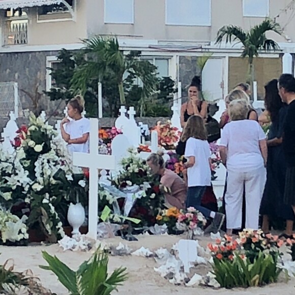 Laeticia Hallyday, ses filles Jade et Joy, Elyette Mamie rock (grand-mère de L. Hallyday), Jean Reno et sa femme Zofia se recueillent sur la tombe de Johnny Hallyday le lendemain de l'enterrement au cimetière marin de Lorient sur l'île Saint-Barthélemy, le 12 décembre 2017.