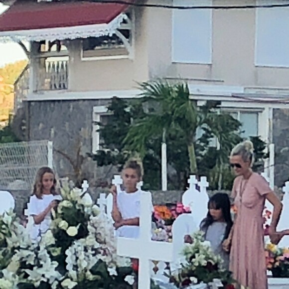 Laeticia Hallyday, ses filles Jade et Joy, Elyette Mamie rock (grand-mère de L. Hallyday), Jean Reno et sa femme Zofia se recueillent sur la tombe de Johnny Hallyday le lendemain de l'enterrement au cimetière marin de Lorient sur l'île Saint-Barthélemy, le 12 décembre 2017.