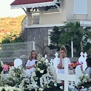 Laeticia Hallyday, ses filles Jade et Joy, Elyette Mamie rock (grand-mère de L. Hallyday), Jean Reno et sa femme Zofia se recueillent sur la tombe de Johnny Hallyday le lendemain de l'enterrement au cimetière marin de Lorient sur l'île Saint-Barthélemy, le 12 décembre 2017.