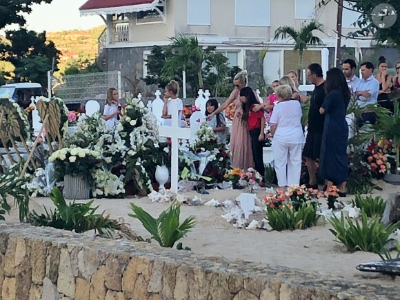 Laeticia Hallyday, ses filles Jade et Joy, Elyette Mamie rock (grand-mère de L. Hallyday), Jean Reno et sa femme Zofia se recueillent sur la tombe de Johnny Hallyday le lendemain de l'enterrement au cimetière marin de Lorient sur l'île Saint-Barthélemy, le 12 décembre 2017.