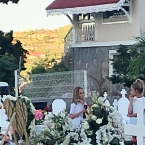 Laeticia Hallyday, ses filles Jade et Joy, Elyette Mamie rock (grand-mère de L. Hallyday), Jean Reno et sa femme Zofia se recueillent sur la tombe de Johnny Hallyday le lendemain de l'enterrement au cimetière marin de Lorient sur l'île Saint-Barthélemy, le 12 décembre 2017.