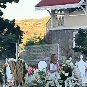 Laeticia Hallyday, ses filles Jade et Joy, Elyette Mamie rock (grand-mère de L. Hallyday), Jean Reno et sa femme Zofia se recueillent sur la tombe de Johnny Hallyday le lendemain de l'enterrement au cimetière marin de Lorient sur l'île Saint-Barthélemy, le 12 décembre 2017.