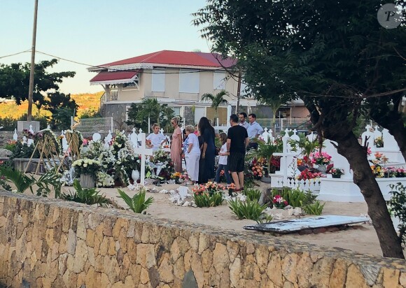 Laeticia Hallyday, ses filles Jade et Joy, Elyette Mamie rock (grand-mère de L. Hallyday), Jean Reno et sa femme Zofia se recueillent sur la tombe de Johnny Hallyday le lendemain de l'enterrement au cimetière marin de Lorient sur l'île Saint-Barthélemy, le 12 décembre 2017.