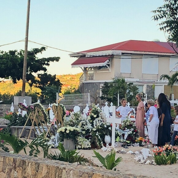 Laeticia Hallyday, ses filles Jade et Joy, Elyette Mamie rock (grand-mère de L. Hallyday), Jean Reno et sa femme Zofia se recueillent sur la tombe de Johnny Hallyday le lendemain de l'enterrement au cimetière marin de Lorient sur l'île Saint-Barthélemy, le 12 décembre 2017.