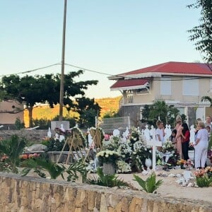 Laeticia Hallyday, ses filles Jade et Joy, Elyette Mamie rock (grand-mère de L. Hallyday), Jean Reno et sa femme Zofia se recueillent sur la tombe de Johnny Hallyday le lendemain de l'enterrement au cimetière marin de Lorient sur l'île Saint-Barthélemy, le 12 décembre 2017.