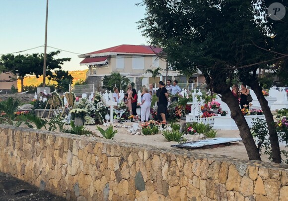 Laeticia Hallyday, ses filles Jade et Joy, Elyette Mamie rock (grand-mère de L. Hallyday), Jean Reno et sa femme Zofia se recueillent sur la tombe de Johnny Hallyday le lendemain de l'enterrement au cimetière marin de Lorient sur l'île Saint-Barthélemy, le 12 décembre 2017.