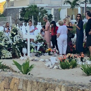 Laeticia Hallyday, ses filles Jade et Joy, Elyette Mamie rock (grand-mère de L. Hallyday), Jean Reno et sa femme Zofia se recueillent sur la tombe de Johnny Hallyday le lendemain de l'enterrement au cimetière marin de Lorient sur l'île Saint-Barthélemy, le 12 décembre 2017.