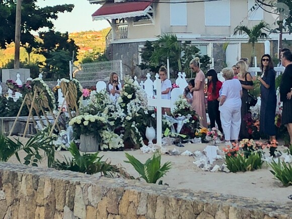 Laeticia Hallyday, ses filles Jade et Joy, Elyette Mamie rock (grand-mère de L. Hallyday), Jean Reno et sa femme Zofia se recueillent sur la tombe de Johnny Hallyday le lendemain de l'enterrement au cimetière marin de Lorient sur l'île Saint-Barthélemy, le 12 décembre 2017.