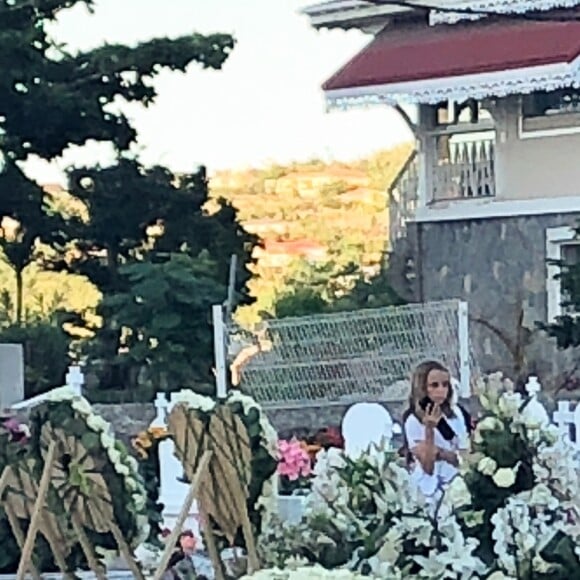 Laeticia Hallyday, ses fille Jade et Joy, Elyette Mamie rock (grand-mère de L. Hallyday), Jean Reno et sa femme Zofia se recueillent sur la tombe de Johnny Hallyday le lendemain de l'enterrement au cimetière marin de Lorient sur l'île Saint-Barthélemy, le 12 décembre 2017.