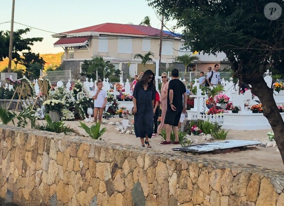 Laeticia Hallyday, ses filles Jade et Joy, Elyette Mamie rock (grand-mère de L. Hallyday), Jean Reno et sa femme Zofia se recueillent sur la tombe de Johnny Hallyday le lendemain de l'enterrement au cimetière marin de Lorient sur l'île Saint-Barthélemy, le 12 décembre 2017.