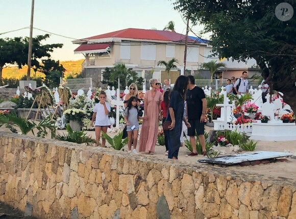 Laeticia Hallyday, ses filles Jade et Joy, Elyette Mamie rock (grand-mère de L. Hallyday), Jean Reno et sa femme Zofia se recueillent sur la tombe de Johnny Hallyday le lendemain de l'enterrement au cimetière marin de Lorient sur l'île Saint-Barthélemy, le 12 décembre 2017.