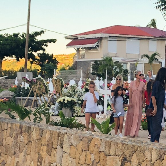 Laeticia Hallyday, ses filles Jade et Joy, Elyette Mamie rock (grand-mère de L. Hallyday), Jean Reno et sa femme Zofia se recueillent sur la tombe de Johnny Hallyday le lendemain de l'enterrement au cimetière marin de Lorient sur l'île Saint-Barthélemy, le 12 décembre 2017.