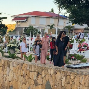 Laeticia Hallyday, ses filles Jade et Joy, Elyette Mamie rock (grand-mère de L. Hallyday), Jean Reno et sa femme Zofia se recueillent sur la tombe de Johnny Hallyday le lendemain de l'enterrement au cimetière marin de Lorient sur l'île Saint-Barthélemy, le 12 décembre 2017.