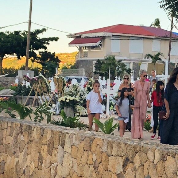 Laeticia Hallyday, ses filles Jade et Joy, Elyette Mamie rock (grand-mère de L. Hallyday), Jean Reno et sa femme Zofia se recueillent sur la tombe de Johnny Hallyday le lendemain de l'enterrement au cimetière marin de Lorient sur l'île Saint-Barthélemy, le 12 décembre 2017.