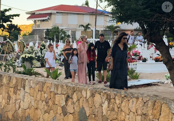 Laeticia Hallyday, ses filles Jade et Joy, Elyette Mamie rock (grand-mère de L. Hallyday), Jean Reno et sa femme Zofia se recueillent sur la tombe de Johnny Hallyday le lendemain de l'enterrement au cimetière marin de Lorient sur l'île Saint-Barthélemy, le 12 décembre 2017.