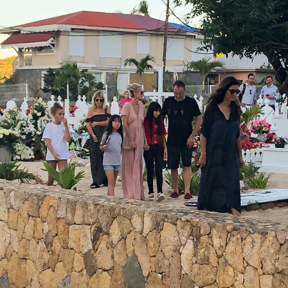Laeticia Hallyday, ses filles Jade et Joy, Elyette Mamie rock (grand-mère de L. Hallyday), Jean Reno et sa femme Zofia se recueillent sur la tombe de Johnny Hallyday le lendemain de l'enterrement au cimetière marin de Lorient sur l'île Saint-Barthélemy, le 12 décembre 2017.