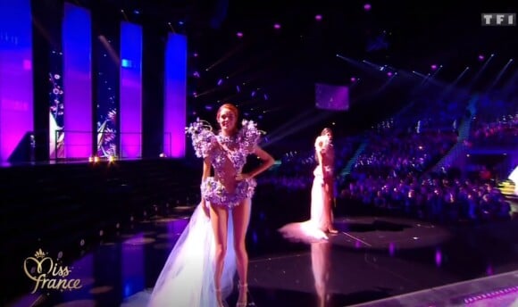 Les cinq finalistes défilent avec Iris Mittenaere (Miss France 2016 et Miss Univers 2016) pour la fête des fleurs - Concours Miss France 2018. Sur TF1, le 16 décembre 2017.