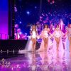 Les cinq finalistes défilent avec Iris Mittenaere (Miss France 2016 et Miss Univers 2016) pour la fête des fleurs - Concours Miss France 2018. Sur TF1, le 16 décembre 2017.