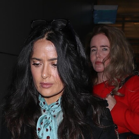 Salma Hayek arrive à l'aéroport de LAX à Los Angeles. Elle porte un sac Gucci. Le 16 novembre 2017