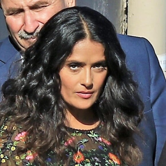 Salma Hayek sort du plateau du "Jimmy Kimmel Live!" à Los Angeles, le 17 août 2017. © CPA/Bestimage