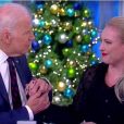 Joe Biden réconforte Meghan McCain sur le plateau de The View. Décembre 2017