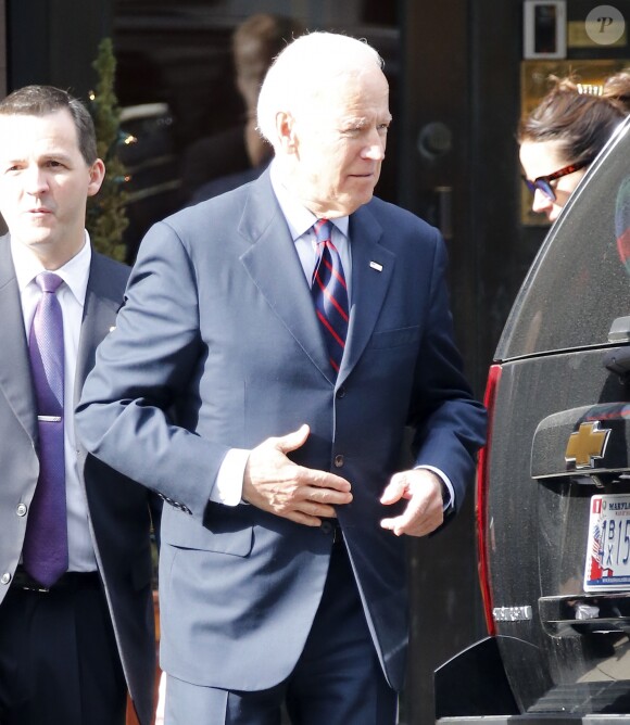 L'ancien vice président des Etats-Unis Joe Biden quitte le restaurant Nello sur Madison avenue à New York le 8 février 2017.