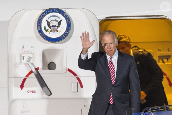 Le vice-président des Etats-Unis Joe Biden est accueilli par la ministre des Affaires étrangères Margot Wallström à son arrivée à l'aéroport Arlanda à Stockholm, le 24 août 2016.