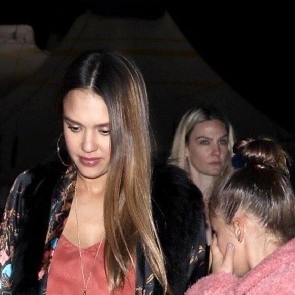 Jessica Alba, enceinte, a assisté au spectacle "Luzia" du Cirque du Soleil, avec ses filles Honor et Haven Warren. Los Angeles, le 12 décembre 2017.