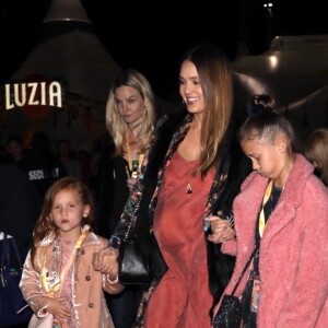 Jessica Alba, enceinte, a assisté au spectacle "Luzia" du Cirque du Soleil, avec ses filles Honor et Haven Warren. Los Angeles, le 12 décembre 2017.