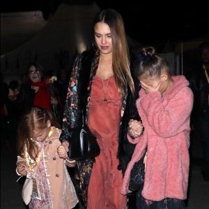 Jessica Alba, enceinte, a assisté au spectacle "Luzia" du Cirque du Soleil, avec ses filles Honor et Haven Warren. Los Angeles, le 12 décembre 2017.