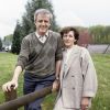 Archives - En France, à Nancy, Aldo Platini, père de Michel Platini et directeur sportif de l'AS NANCY-LORRAINE dans un parc, posant avec son épouse Anna Platini en mai 1986.