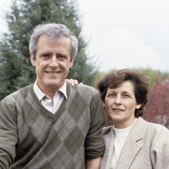 Archives - En France, à Nancy, Aldo Platini, père de Michel Platini et directeur sportif de l'AS NANCY-LORRAINE dans un parc, posant avec son épouse Anna Platini en mai 1986.