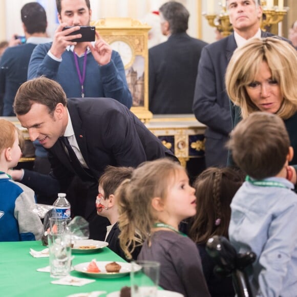 Le président Emmanuel Macron et sa femme Brigitte lors de l'arbre de Noël de l'Elysée à Paris le 13 décembre 2017. © Eliot Blondet / Pool / Bestimage