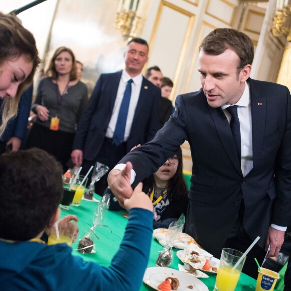 Le président Emmanuel Macron lors de l'arbre de Noël de l'Elysée à Paris le 13 décembre 2017. © Eliot Blondet / Pool / Bestimage