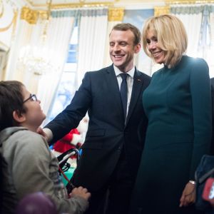Le président Emmanuel Macron et sa femme Brigitte lors de l'arbre de Noël de l'Elysée à Paris le 13 décembre 2017. © Eliot Blondet / Pool / Bestimage