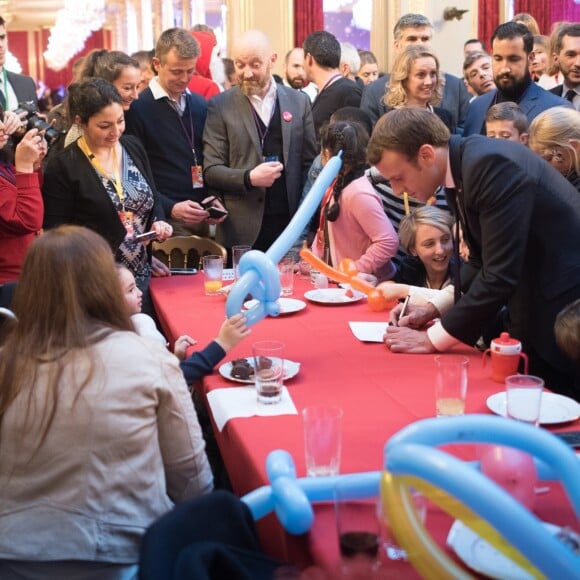 Le président Emmanuel Macron lors de l'arbre de Noël de l'Elysée à Paris le 13 décembre 2017. © Eliot Blondet / Pool / Bestimage