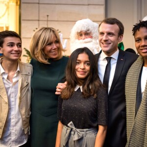 Le président Emmanuel Macron et sa femme Brigitte lors de l'arbre de Noël de l'Elysée à Paris le 13 décembre 2017. © Eliot Blondet / Pool / Bestimage