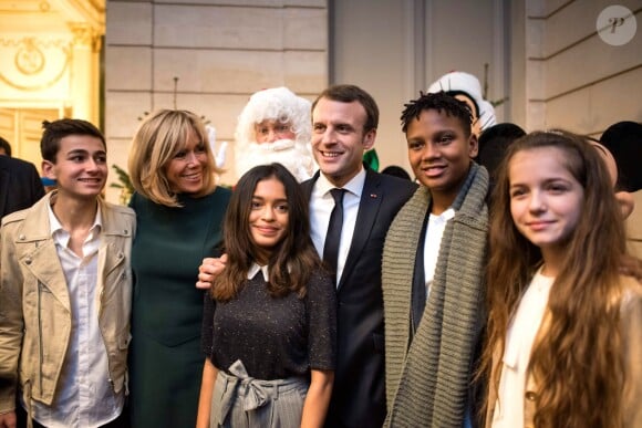 Le président Emmanuel Macron et sa femme Brigitte lors de l'arbre de Noël de l'Elysée à Paris le 13 décembre 2017. © Eliot Blondet / Pool / Bestimage
