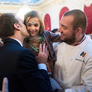 Le président Emmanuel Macron et Guillaume Gomez, le chef de l'Elysée lors de l'arbre de Noël de l'Elysée à Paris le 13 décembre 2017. © Eliot Blondet / Pool / Bestimage