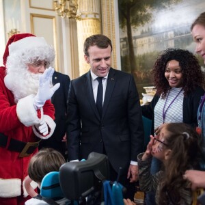 Le président Emmanuel Macron lors de l'arbre de Noël de l'Elysée à Paris le 13 décembre 2017. © Eliot Blondet / Pool / Bestimage