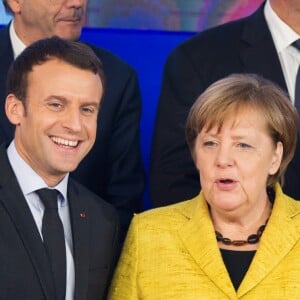 Le président Emmanuel Macron et la chancelière d'Allemagne Angela Merkel lors de la photo de famille des chefs d'état et de gouvernement de l'Union Européenne à Bruxelles le 14 décembre 2017.