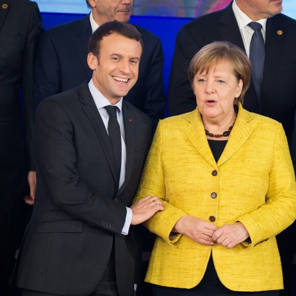 Le président Emmanuel Macron et la chancelière d'Allemagne Angela Merkel lors de la photo de famille des chefs d'état et de gouvernement de l'Union Européenne à Bruxelles le 14 décembre 2017.