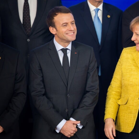 Le président Emmanuel Macron et la chancelière d'Allemagne Angela Merkel lors de la photo de famille des chefs d'état et de gouvernement de l'Union Européenne à Bruxelles le 14 décembre 2017.