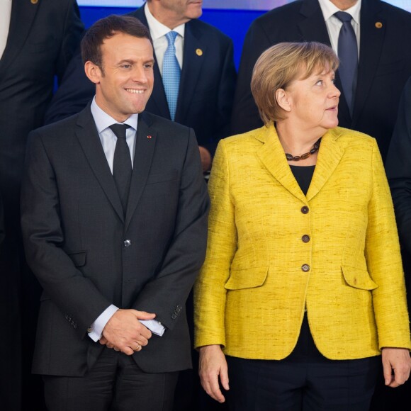 Le président Emmanuel Macron et la chancelière d'Allemagne Angela Merkel lors de la photo de famille des chefs d'état et de gouvernement de l'Union Européenne à Bruxelles le 14 décembre 2017.