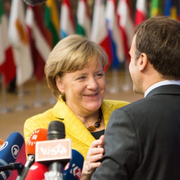 Le président Emmanuel Macron et la chancelière d'Allemagne Angela Merkel lors de la photo de famille des chefs d'état et de gouvernement de l'Union Européenne à Bruxelles le 14 décembre 2017.