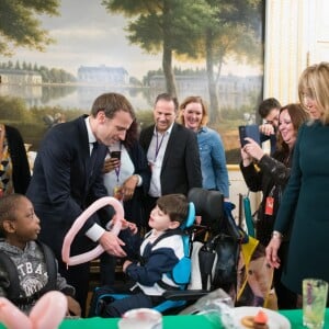 Le président Emmanuel Macron et sa femme Brigitte lors de l'arbre de Noël de l'Elysée à Paris le 13 décembre 2017. © Eliot Blondet / Pool / Bestimage