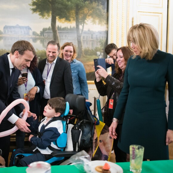 Le président Emmanuel Macron et sa femme Brigitte lors de l'arbre de Noël de l'Elysée à Paris le 13 décembre 2017. © Eliot Blondet / Pool / Bestimage